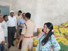 किसानों के हिस्से पर मार रहे थे डाका, SDM ने ऐसे छापा मार कर 900 से ज्यादा बोरी खाद की जब्त