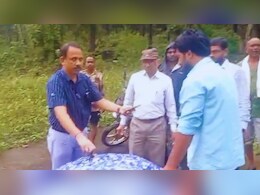 MP News: बैगा आदिवासियों की मौत से हड़कंप, पैदल चलकर जीलंग गांव पहुंचे अफसर MP News: बैगा आदिवासियों की मौत से हड़कंप, पैदल चलकर जीलंग गांव पहुंचे अफसर
