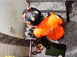 फ्लैट के बाहर रखे जूते चुराकर ले जाता दिखा डिलीवरी बॉय, वायरल Video देख यूजर्स बोले- कोई मजबूरी रही होगी फ्लैट के बाहर रखे जूते चुराकर ले जाता दिखा डिलीवरी बॉय, वायरल Video देख यूजर्स बोले- कोई मजबूरी रही होगी