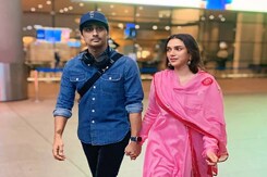 शादी के बाद पहली बार हाथों में हाथ डाले दिखें न्यूली मैरिड कपल Aditi और Siddharth शादी के बाद पहली बार हाथों में हाथ डाले दिखें न्यूली मैरिड कपल Aditi और Siddharth