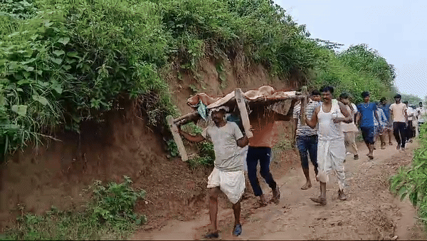 करौली: शव को चारपाई पर रख 2 किमी पैदल ले गए परिजन, समय पर इलाज न मिलने से महिला की हुई थी मौत