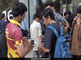 Mumbai Man Waiting In Queue Orders iPhone 16 Online, Gets It In Minutes Mumbai Man Waiting In Queue Orders iPhone 16 Online, Gets It In Minutes