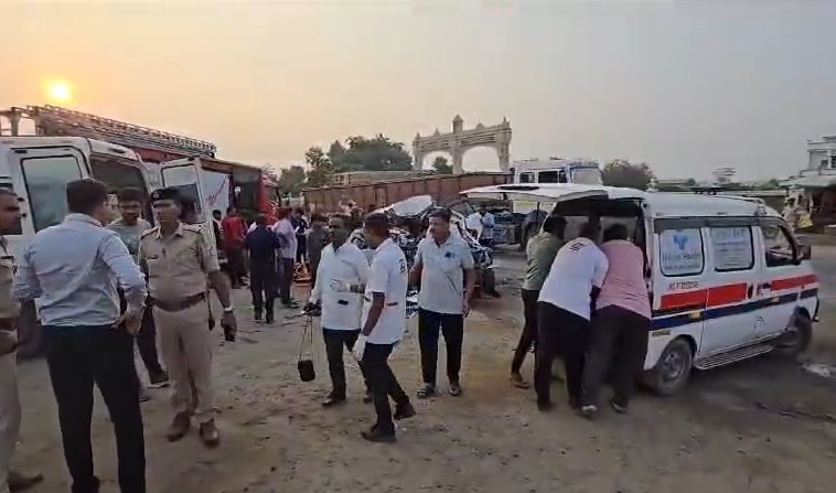 गुजरात के साबरकांठा में तेज रफ्तार ट्रेलर ने कार सवारों को रौंदा, 7 लोगों की मौत