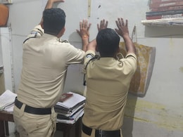 Mahakal wall collapse: एक दीवार क्या गिरी, थानों में दीवार पकड़ने लगे पुलिसकर्मी, जानें-क्या है पूरा मामला Mahakal wall collapse: एक दीवार क्या गिरी, थानों में दीवार पकड़ने लगे पुलिसकर्मी, जानें-क्या है पूरा मामला