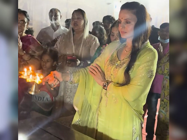 Ganesh Chaturthi 2024: Ameesha Patel Performs <i>Aarti</i> At Puja