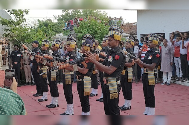 कटनी के शहीद बेटे को भावभीनी श्रद्धांजलि देते हुए सेना के जवान. कटनी के शहीद बेटे को भावभीनी श्रद्धांजलि देते हुए सेना के जवान.