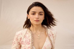 रिलीज़ हुआ 'Jigra' का नया पोस्टर, Alia Bhatt के धांसू लुक को देख हैरान रहे गए फैंस रिलीज़ हुआ 'Jigra' का नया पोस्टर, Alia Bhatt के धांसू लुक को देख हैरान रहे गए फैंस