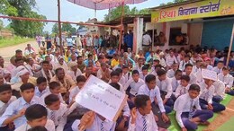 पढ़ाने में लापरवाही करने वाले शिक्षक हो जाए सावधान, यहां छात्रों ने सड़क पर आकर गुरु जी को स्कूल से निकलवाया...