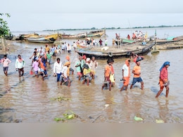घरों में पानी, गांव बना टापू, दाने-दाने को मोहताज... बिहार के 16 जिलों में बाढ़ से भयावह हालात घरों में पानी, गांव बना टापू, दाने-दाने को मोहताज... बिहार के 16 जिलों में बाढ़ से भयावह हालात