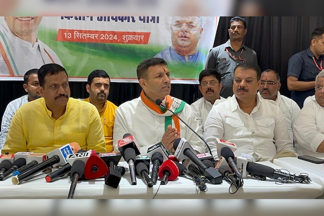 प्रेसवार्ता करते हुए पीसीसी चीफ जीतू पटवारी और कांग्रेस पदाधिकारी. प्रेसवार्ता करते हुए पीसीसी चीफ जीतू पटवारी और कांग्रेस पदाधिकारी.