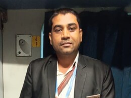 पवन एक्सप्रेस में बुजुर्ग के लिए देवदूत बना टीटीई, हार्ट अटैक के दौरान सीपीआर देकर बचाई जान पवन एक्सप्रेस में बुजुर्ग के लिए देवदूत बना टीटीई, हार्ट अटैक के दौरान सीपीआर देकर बचाई जान