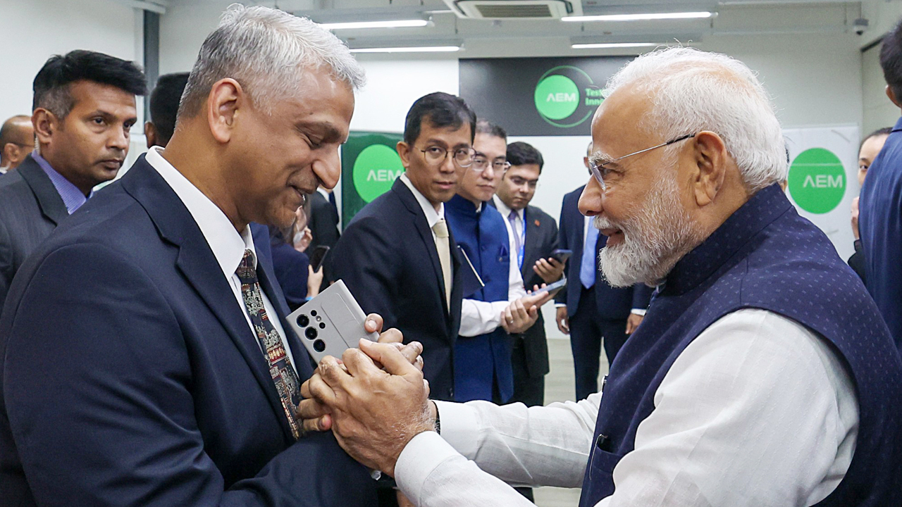 सिंगापुर पीएम के साथ पीएम मोदी ने किया सेमीकंडक्टर फैक्ट्री का दौरा