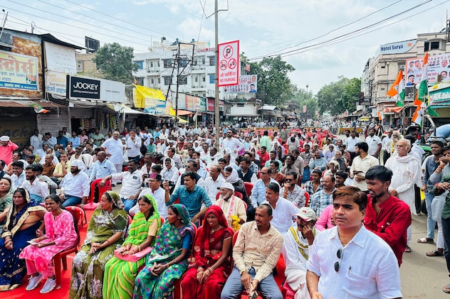 कांग्रेस की जनसभा के दौरान किसान और पार्टी कार्यकर्ता व महिलाएं.  कांग्रेस की जनसभा के दौरान किसान और पार्टी कार्यकर्ता व महिलाएं.