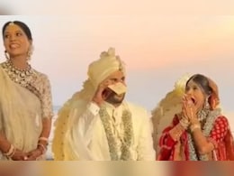 VIDEO: मंडप में दूल्हा-दुल्हन को पेरेंट्स से मिला कोल्डप्ले कॉन्सर्ट का टिकट, खुशी से झूम उठा कपल VIDEO: मंडप में दूल्हा-दुल्हन को पेरेंट्स से मिला कोल्डप्ले कॉन्सर्ट का टिकट, खुशी से झूम उठा कपल