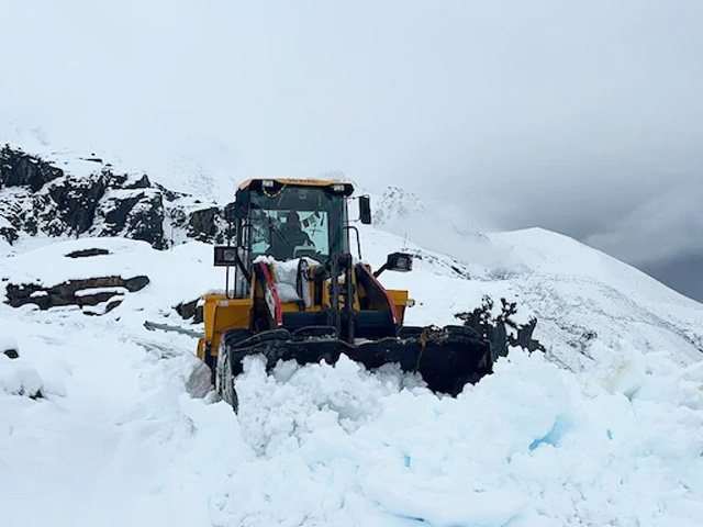Early Snowfall In North Sikkim, Heavy Machinery Deployed To Clear Roads