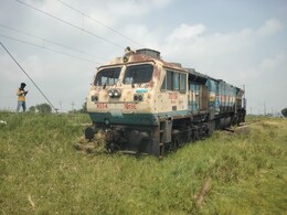 बिहार : पटरी से उतरकर खेतों में चलता दिखा रेल इंजन, हैरानी में लोग