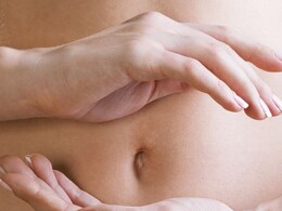 नाभि में तेल लगाने के कितने फायदे हैं जानने के बाद आप भी रूटीन में शामिल कर लेंगे