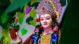 Navratri Dress Color: नवरात्रि के दौरान किस दिन पहनना चाहिए किस रंग के कपड़े, हर रंग होता है प्रतीक