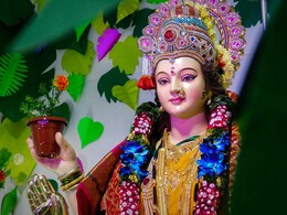 Navratri Dress Color: नवरात्रि के दौरान किस दिन पहनना चाहिए किस रंग के कपड़े, हर रंग होता है प्रतीक