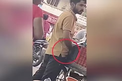 Video: Thane Fruit Vendor Urinates In Bag Kept On Cart, Continues To Sell Video: Thane Fruit Vendor Urinates In Bag Kept On Cart, Continues To Sell