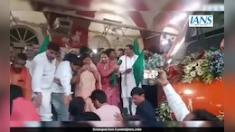 Viral Video : वंदे भारत ट्रेनला हिरवा झेंडा दाखवताना धक्काबुक्की, आमदार महोदया ट्रॅकवर कोसळल्या