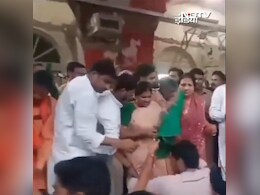 VIDEO: यूपी में वंदे भारत को हरी झंडी दिखाने की मची होड़, धक्का-मुक्की से पटरियों पर जा गिरीं BJP विधायक VIDEO: यूपी में वंदे भारत को हरी झंडी दिखाने की मची होड़, धक्का-मुक्की से पटरियों पर जा गिरीं BJP विधायक