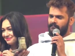 खेसारी लाल स्टेज पर कर रहे थे परफॉर्म, तभी फैन ने वारी 500 के नोटों की गड्ढियां, हैरत में पड़ गए भोजपुरी स्टार खेसारी लाल स्टेज पर कर रहे थे परफॉर्म, तभी फैन ने वारी 500 के नोटों की गड्ढियां, हैरत में पड़ गए भोजपुरी स्टार