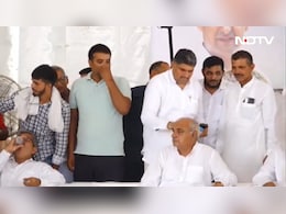 बालों पर कंघी कर रहे कार्यकर्ता, देखिए प्रचार में गजब बिजी नेताजी