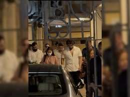 VIDEO: पिता के निधन के बाद मां के घर से बाहर निकलीं मलाइका अरोड़ा, यूं अर्जुन कपूर करते दिखे मदद VIDEO: पिता के निधन के बाद मां के घर से बाहर निकलीं मलाइका अरोड़ा, यूं अर्जुन कपूर करते दिखे मदद