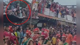 विसर्जन मिरवणूक बघताना अचानक छत कोसळले, 30 ते 40 महिला जखमी, धक्कादायक व्हिडीओ