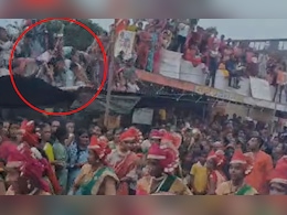 विसर्जन मिरवणूक बघताना अचानक छत कोसळले, 30 ते 40 महिला जखमी, धक्कादायक व्हिडीओ विसर्जन मिरवणूक बघताना अचानक छत कोसळले, 30 ते 40 महिला जखमी, धक्कादायक व्हिडीओ