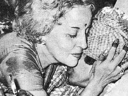 सेट पर मौजूद थी अमिताभ बच्चन की मम्मी, इस एक्ट्रेस को जड़ना था सुपरस्टार को थप्पड़ तो फिर हुआ कुछ ऐसा कि.... सेट पर मौजूद थी अमिताभ बच्चन की मम्मी, इस एक्ट्रेस को जड़ना था सुपरस्टार को थप्पड़ तो फिर हुआ कुछ ऐसा कि....