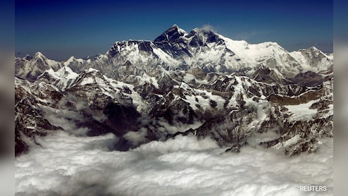 हिमालय में क्यों आया बर्फीला तूफान? माउंट एवरेस्ट पर फंसे 1000 पर्वतारोही, रेस्क्यू ऑपरेशन जारी