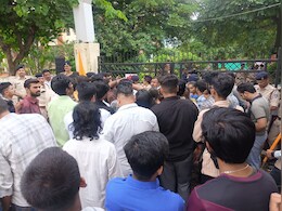 MP: बच्ची से दुष्कर्म मामला : ABVP ने जमकर किया प्रदर्शन, स्कूल सील, जांच कमेटी का भी हुआ गठन  MP: बच्ची से दुष्कर्म मामला : ABVP ने जमकर किया प्रदर्शन, स्कूल सील, जांच कमेटी का भी हुआ गठन