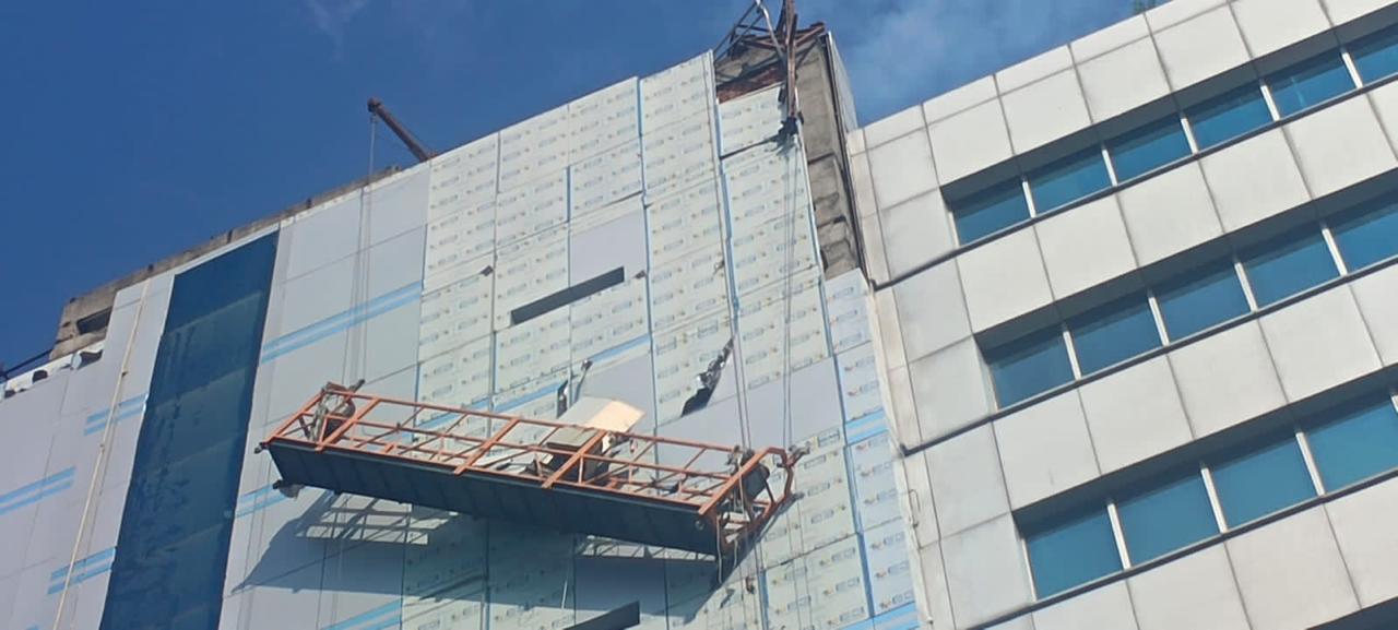 Noida: Bhutani Group की बिल्डिंग में टूटा एलीवेटर, सफाई कर रहे मजदूर हवा में लटके