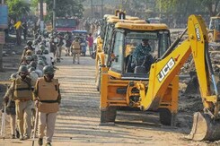 असम में पुलिसवालों पर हमला, 2 की मौत, जानिए क्या है पूरा मामला असम में पुलिसवालों पर हमला, 2 की मौत, जानिए क्या है पूरा मामला