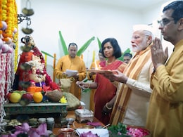 चीफ जस्टिस के घर पर पीएम मोदी ने की गणपति पूजा, विपक्ष बिफरा तो बीजेपी बोली- 'बप्पा सद्बुद्धि दें' चीफ जस्टिस के घर पर पीएम मोदी ने की गणपति पूजा, विपक्ष बिफरा तो बीजेपी बोली- 'बप्पा सद्बुद्धि दें'