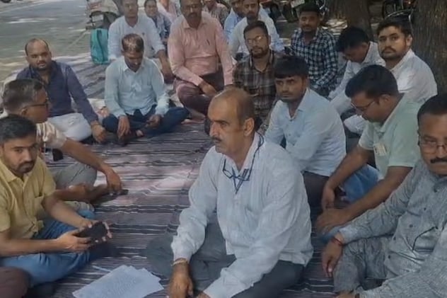 पाली में हड़ताल पर बैठे पटवारी