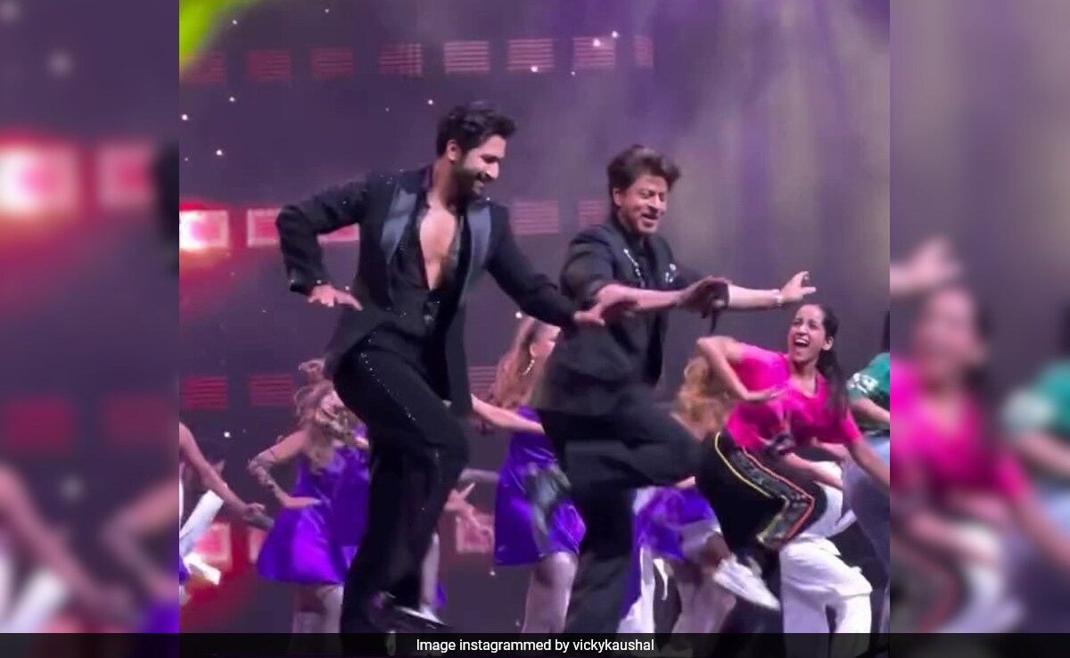 Crazy Viral: Shah Rukh Khan And Vicky Kaushal's Dance On <i>Mere Mehboob Mere Sanam</i> Will Keep You Hooked