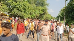 लाठियां लेकर सड़क पर उतरें सैकड़ों किसान, पुलिस से हुई नोक-झोक, जानें क्या है वजह