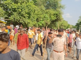 लाठियां लेकर सड़क पर उतरें सैकड़ों किसान, पुलिस से हुई नोक-झोक, जानें क्या है वजह