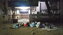 'लाडक्या बहिणी'चा रात्रभर बँके बाहेर मुक्काम, नंदुरबारमध्ये काय घडलं?