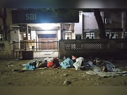 'लाडक्या बहिणी'चा रात्रभर बँके बाहेर मुक्काम, नंदुरबारमध्ये काय घडलं?