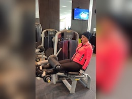 Hina Khan: ब्रेस्ट कैंसर से जंग लड़ रही हिना खान एक्सरसाइज करने पहुंचीं जिम Hina Khan: ब्रेस्ट कैंसर से जंग लड़ रही हिना खान एक्सरसाइज करने पहुंचीं जिम