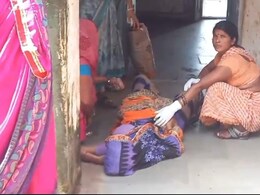 लापरवाही... अस्पताल की चौखट पर खुले आसमान के नीचे हुआ महिला का प्रसव, जमीन पर पड़े रहे जच्चा-बच्चा