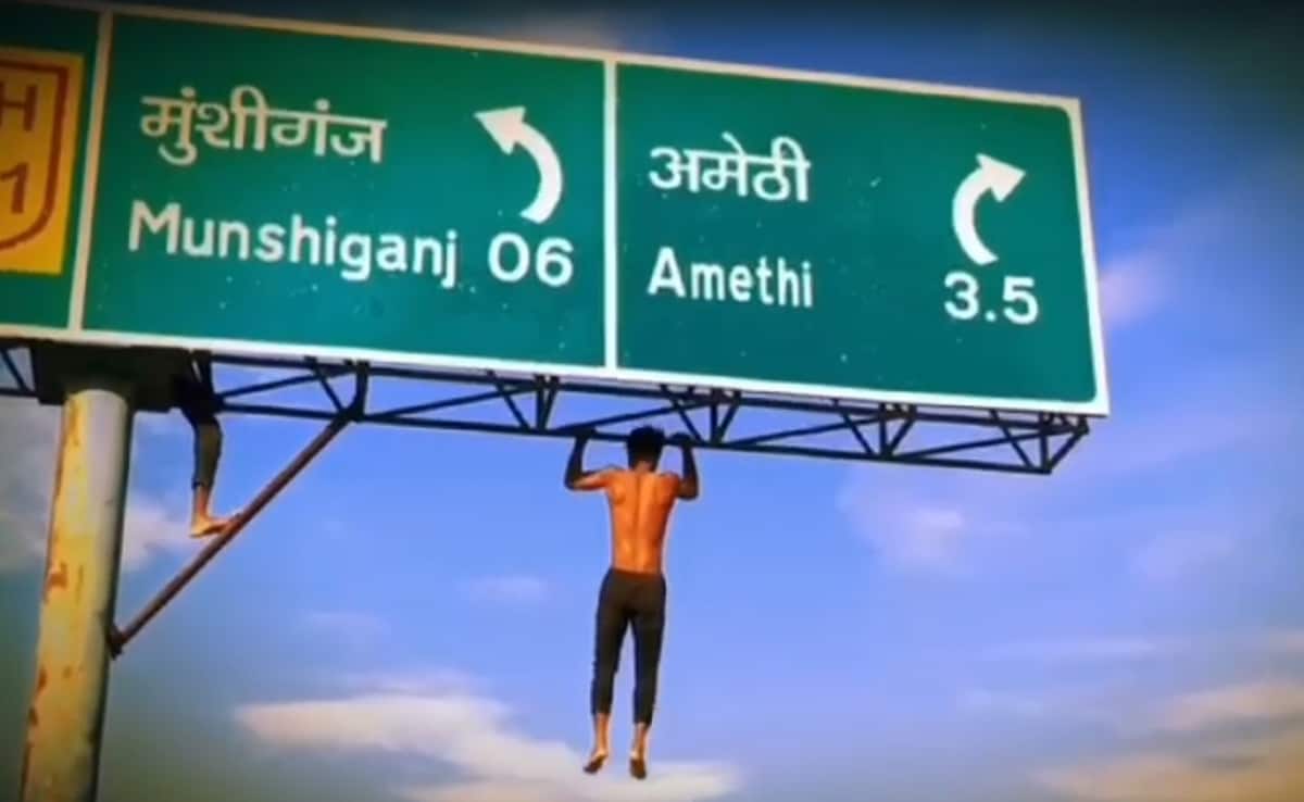 Watch: Man Takes Reel Game Notch “Higher”, Does Pull Ups On Road Signboard