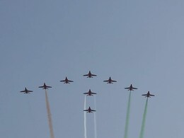 Surya Kiran Aerobatic Show: वायुसेना ने डेडानसर में दिखाया पराक्रम, आसमान में दिखा रोमांच Surya Kiran Aerobatic Show: वायुसेना ने डेडानसर में दिखाया पराक्रम, आसमान में दिखा रोमांच