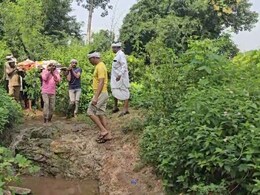 आजादी के 77 साल बाद भी सैंकड़ों मूलभूत समस्याओं से जूझ रहा राजस्थान का यह गांव, जान जोखिम में डालकर किया जाता है अंतिम संस्कार