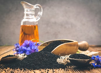 Difference Between Kalonji And Black Sesame Seeds: Use In Day-To-Day Cooking Difference Between Kalonji And Black Sesame Seeds: Use In Day-To-Day Cooking