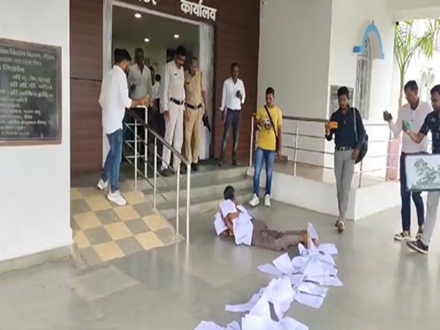 Wearing Garland Of "Ignored" Complaints, Man Rolls Into Collector's Office